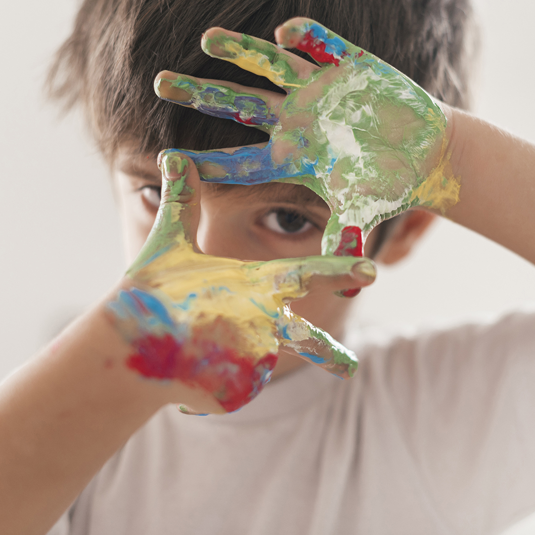 foto menino mãos e arte